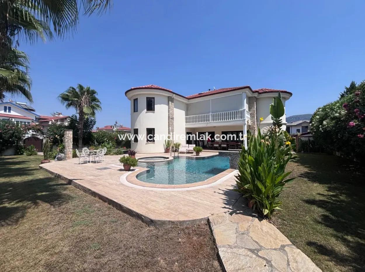 Dalyan Maraş'da Köşebaşında 980M2 Arsa İçin'de 5+1 Satılık Villa